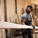 carpinteiro-cortando-placa-de-mdf-dentro-da-oficina_23-2149451060