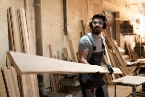 carpinteiro-cortando-placa-de-mdf-dentro-da-oficina_23-2149451060