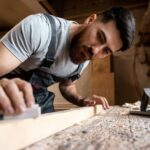 carpinteiro-cortando-placa-de-mdf-dentro-da-oficina_23-2149451110