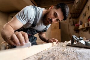 carpinteiro-cortando-placa-de-mdf-dentro-da-oficina_23-2149451110